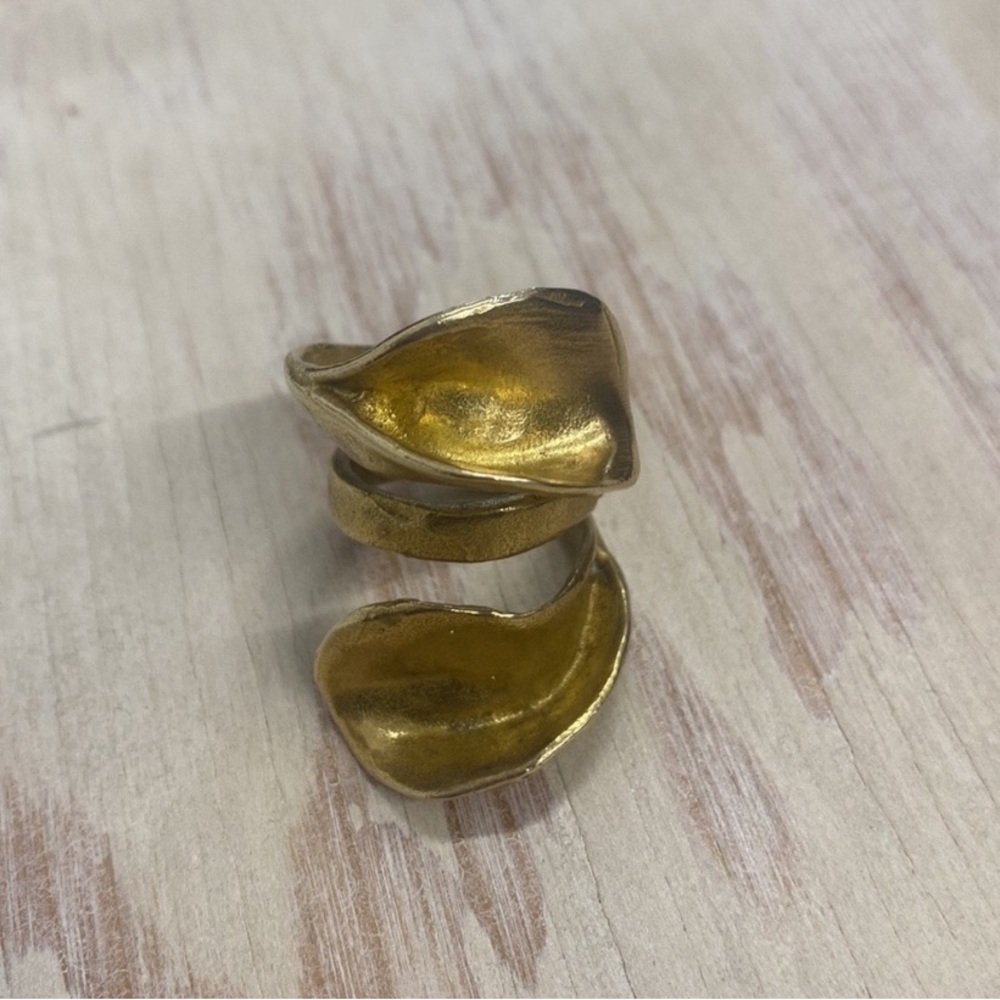 Vintage handcrafted brass ring flower detail..